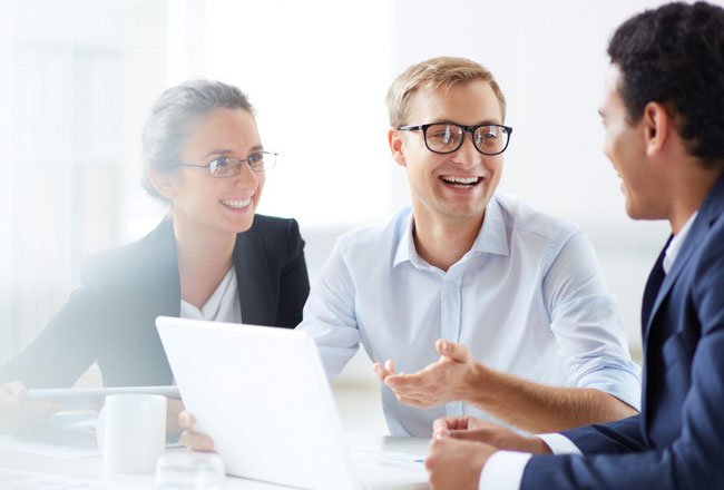 FUNCIONÁRIOS MAIS MOTIVADOS E PRODUTIVOS