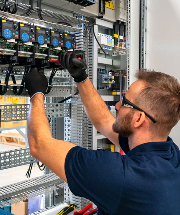 Conheça o Serviço de Manutenção Elétrica Industrial da ConstruServices