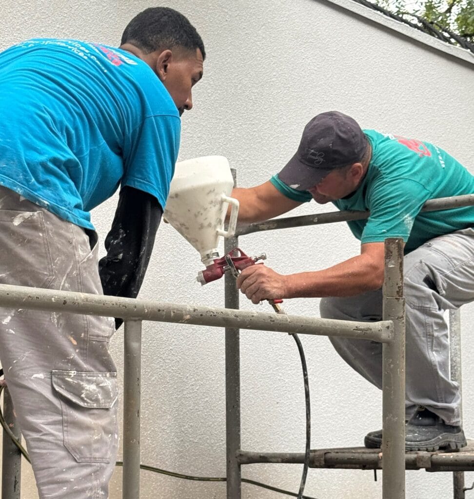 <img src="paint.jpg" alt="">